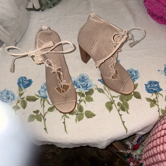 Frye Gabby Ghillie Beige Lace-Up Ankle Booties; 7.5; never worn, without box - Picture 5 of 5